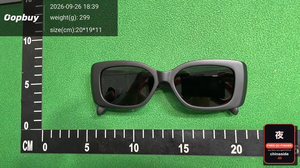 QC photo of the Sunscreen Seaside Sunglasses