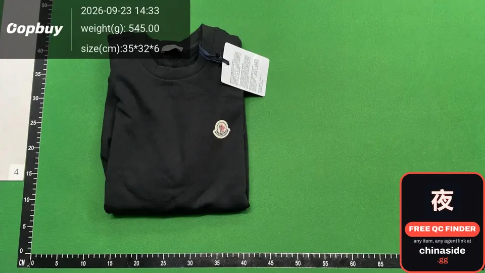 QC photo of the Hera Logo Patch Sweatershirt Basic Sweat